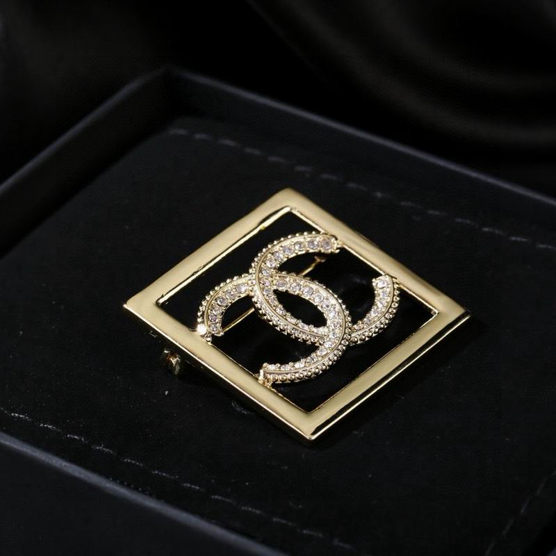Chanel Brooch 05yxs52
